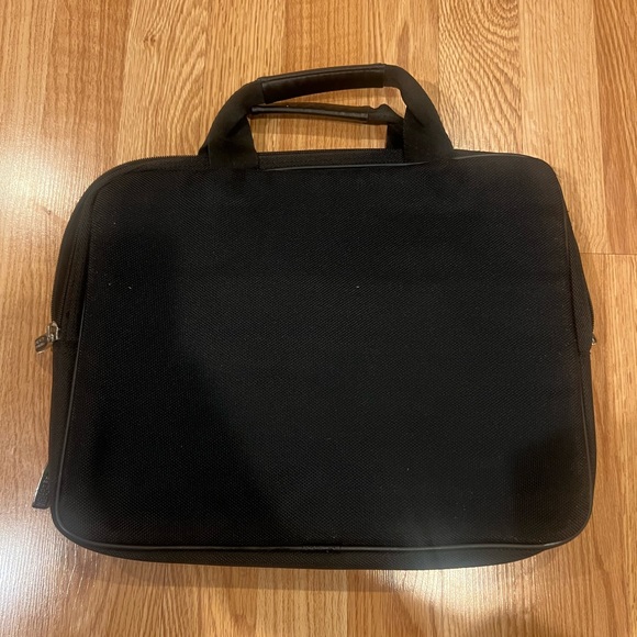 Kenneth Cole Computer Bag - Picture 4 of 5